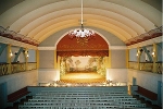 Bühne mit Theatersaal© Historische Kuranlagen und Goethe-Theater Bad Lauchtstädt GmbH / Gunther Hartmann
