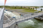 Kanupark am Markkleeberger See, Wettkampfstrecke, Brücke vor dem Zielbecken© MDM