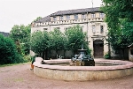 Vorplatz, Brunnen© MDM