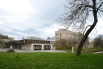 Blick aus dem Park auf Foyer und Anbau© MDM/Katja Seidl