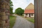 Toreinfahrt nach Südwest, Blick auf Scheune und Werkstatt© MDM / Konstanze Wendt