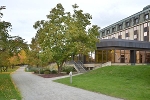 Terrasse zwischen Altbau und westlichem Neubauflügel© MDM