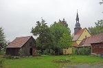 ehemaliger Kohlebunker und Scheune mit Blick zur Kirche© MDM / Anke Kunze