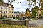Altbau und östlicher Neubauflügel, Drei-Grazien-Brunnen, Gartenhaus© MDM