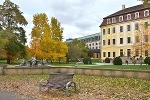 Drei-Grazien-Brunnen, westlicher Neubauflügel und Altbau© MDM