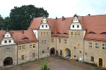 Altes Jagdschloss Wermsdorf, Hofseite, Nordwest, Pferdeställe, Tor© MDM/Katja Seidl