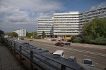 Brückenstraße mit Blick auf das Bürogebäude ("Parteifalte")© MDM / Bea Wölfling