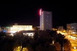 Nachtaufnahme mit Stadthalle und Hotelhochhaus© MDM / Bea Wölfling