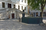 Herderbrunnen und Aufgang des ehem. Wilhelm-Ernst-Gymnasium© MDM / Anke Kunze