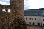 Blick vom Gesellschaftsflügel auf den Burghof mit Bergfried und Palas-Ruine© MDM / Bea Wölfling