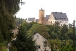 Blick auf die Burganlage mit Bergfried, Palas-Ruine und Wohnflügel© MDM / Bea Wölfling