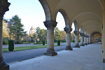 Südfriedhof Leipzig, Säulengang, Blick zum Völkerschlachtdenkmal© MDM/Katja Seidl