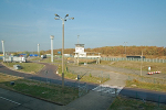 Blick vom Verwaltungsgebäude zum Kommandoturm© MDM / Konstanze Wendt