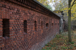 Ziegelsteinmauer entlang der Allee© MDM