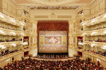 Zuschauersaal mit Schmuckvorhang© Semperoper Dresden / Klaus Gigga