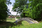 Schloss und Park Luisium, weiße Brücke und Gestüt© MDM / Konstanze Wendt