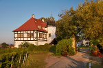 Weingut, Toreinfahrt, Lust- und Berghaus© Max Schroeder