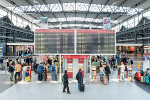 Flughafenhalle, Abflugtafel und Check-in-Automaten© Mitteldeutsche Flughafen AG / Ronald Bonß