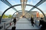 Skywalk zwischen Parkhaus und Terminal© Mitteldeutsche Flughafen AG / Michael Weimer