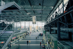 Flughafenhalle mit Blick Richtung Skywalk und Parkhaus© Mitteldeutsche Flughafen AG / Michael Weimer