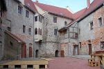 Burghof mit Wohnhaus, Wohnturm und ehemaligem Amtshaus (mit Kulissenaufbau), Nordost© MDM / Konstanze Wendt