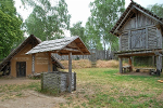 Langobardenwerkstatt Zethlingen: Webhaus, Holzkastenbrunnen, Hochspeicher© MDM / Konstanze Wendt