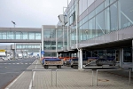 Pier mit Fluggastbrücken, Gepäckwagen© MDM / Katja Müller