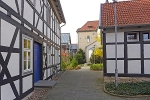 Blick zwischen Amtshof und Klosterladen zur Klosterkirche© MDM