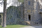 Blick auf den Johannisturm (im Bild Basaltsäulen als Teil der Burgbefestigung)© MDM / Bea Wölfling
