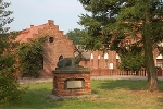 Hirschdenkmal im Eingangsbereich, Osten© MDM / Konstanze Wendt