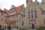 Westfassade des Doms mit Hauptportal und Zugang zum Schloss© MDM / Konstanze Wendt