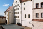 Vorderer Schlosshof mit Kanzleihaus, Saalhaus© MDM / Bea Wölfling