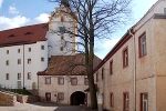 Vorderer Schlosshof mit Marstall, Schlossturm, zweitem Torhaus, Expeditionsgebäude© MDM / Bea Wölfling