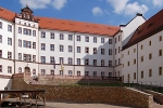 Vorderer Schlosshof mit Krankenhausanbau und Marstall (LMA)© MDM / Bea Wölfling