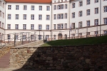 Vorderer Schlosshof mit Krankenhausanbau (JH)© MDM / Bea Wölfling