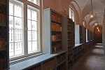 OLB - Bibliothek in Görlitz, Lusaticagang mit Bücherregalen und Fenstern zum Innenhof© MDM/Katja Seidl