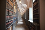 OLB - Bibliothek in Görlitz, Gang mit Bücherregalen und Fenstern zum Innenhof© MDM/Katja Seidl