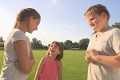 Iva, Mia und Torben auf dem Fußballplatz in Taucha© MotionWorks / MDR / NDR / KiKA