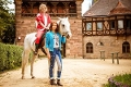 Lina Larissa Strahl und Lisa-Marie Koroll auf dem Schloss Vitzenburg© DCM Pictures GmbH