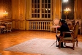 Katharina Thalbach im „Gelben Saal“ auf Schloss Waldenburg© DOKfilm / Tom Schulze