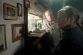 Daniel Olbrychski und Ursula Werner im Biergarten und Flößerstube "Am Wehr" in Jena© schlicht und ergreifend Film / Anke Neugebauer