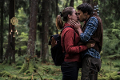 Emily Cox und Kostja Ullmann im Wald bei Masserberg© DCM Pictures GmbH / Oliver Vaccaro