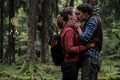 Emily Cox und Kostja Ullmann im Wald bei Masserberg© DCM Pictures GmbH / Oliver Vaccaro