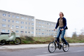 Gundi fährt Fahrrad (Alte Salzstraße, Leipzig)© Pandora Film / Peter Hartwig