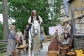 Belà Baptiste zu Pferd auf dem Oberschloss Kranichfeld, Palas und Bergfried© PROVOBIS Gesellschaft für Film und Fernsehen / ZDF / Annegret Plehn