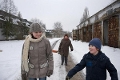 Nina Monka, Ursula Werner und Leon Seidel in der ehemaligen Kaserne Weimar© schlicht und ergreifend Film GmbH / Anke Neugebauer