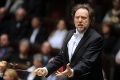 Riccardo Chailly mit und im Gewandhausochester Leipzig© Accentus Music / Gert Moths