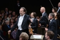 Riccardo Chailly mit und im Gewandhausochester Leipzig© Accentus Music / Gert Moths
