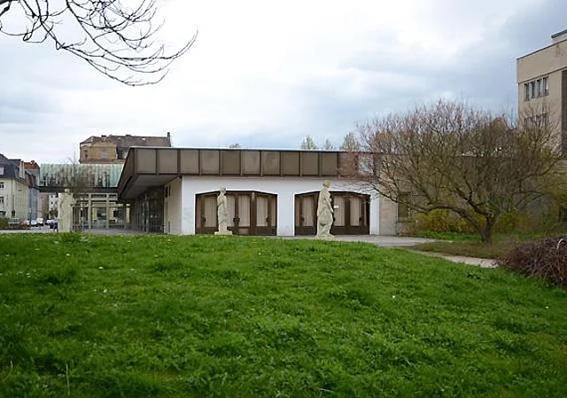 Blick von Osten aus dem Park auf das Foyer