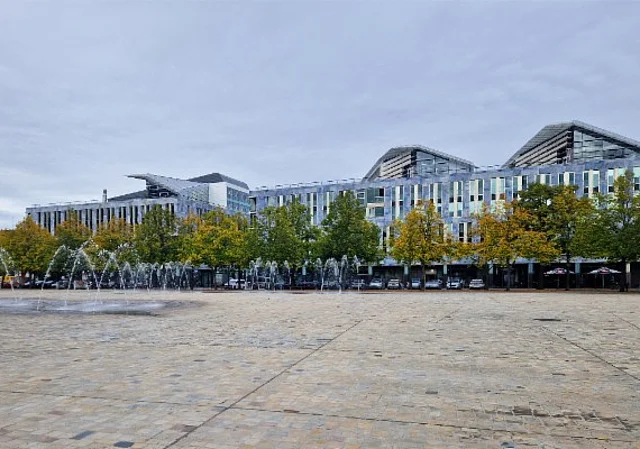 Außenansicht am Domplatz